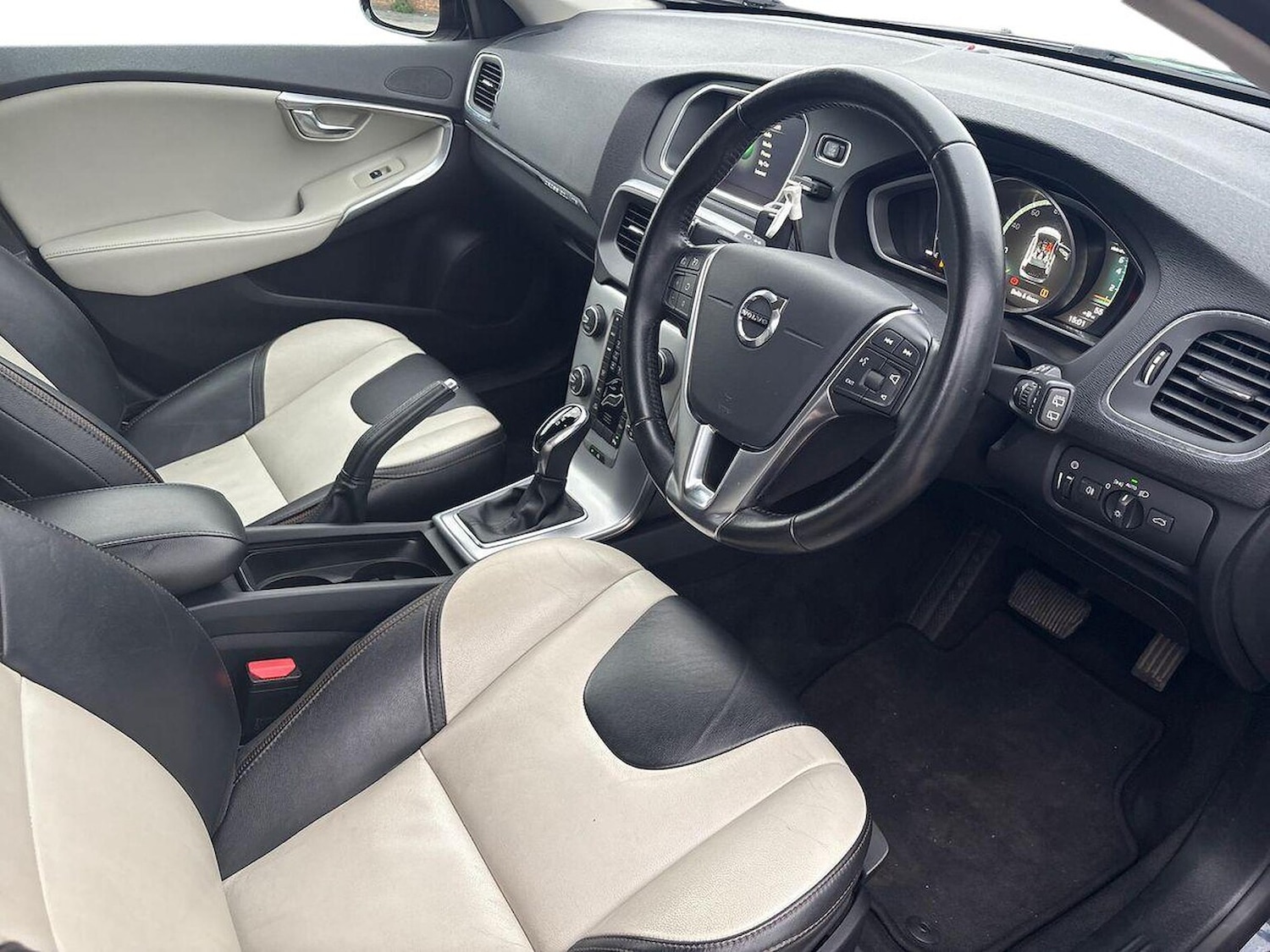 Used Volvo V40 2017 for sale - 77024295: Photo 17