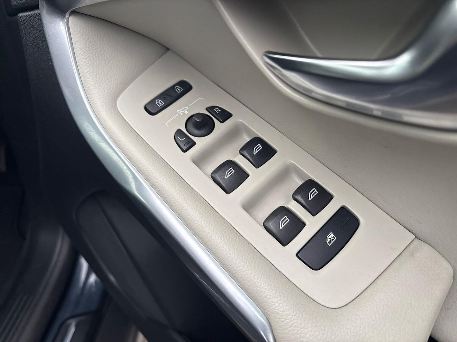 Used Volvo V40 2017 for sale - 77024295: Photo 23