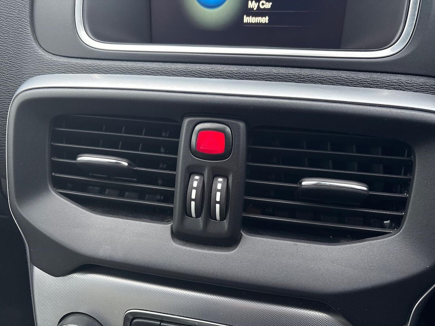 Used Volvo V40 2017 for sale - 77024295: Photo 24