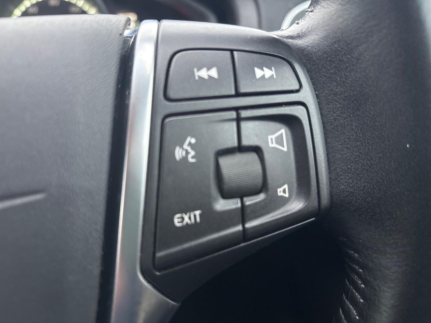 Used Volvo V40 2017 for sale - 77024295: Photo 28