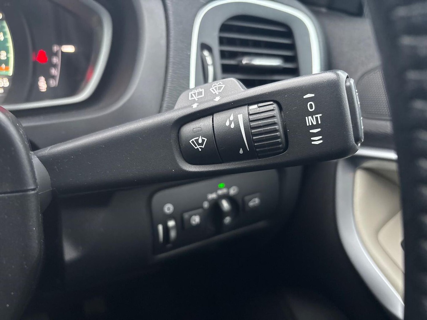 Used Volvo V40 2017 for sale - 77024295: Photo 30