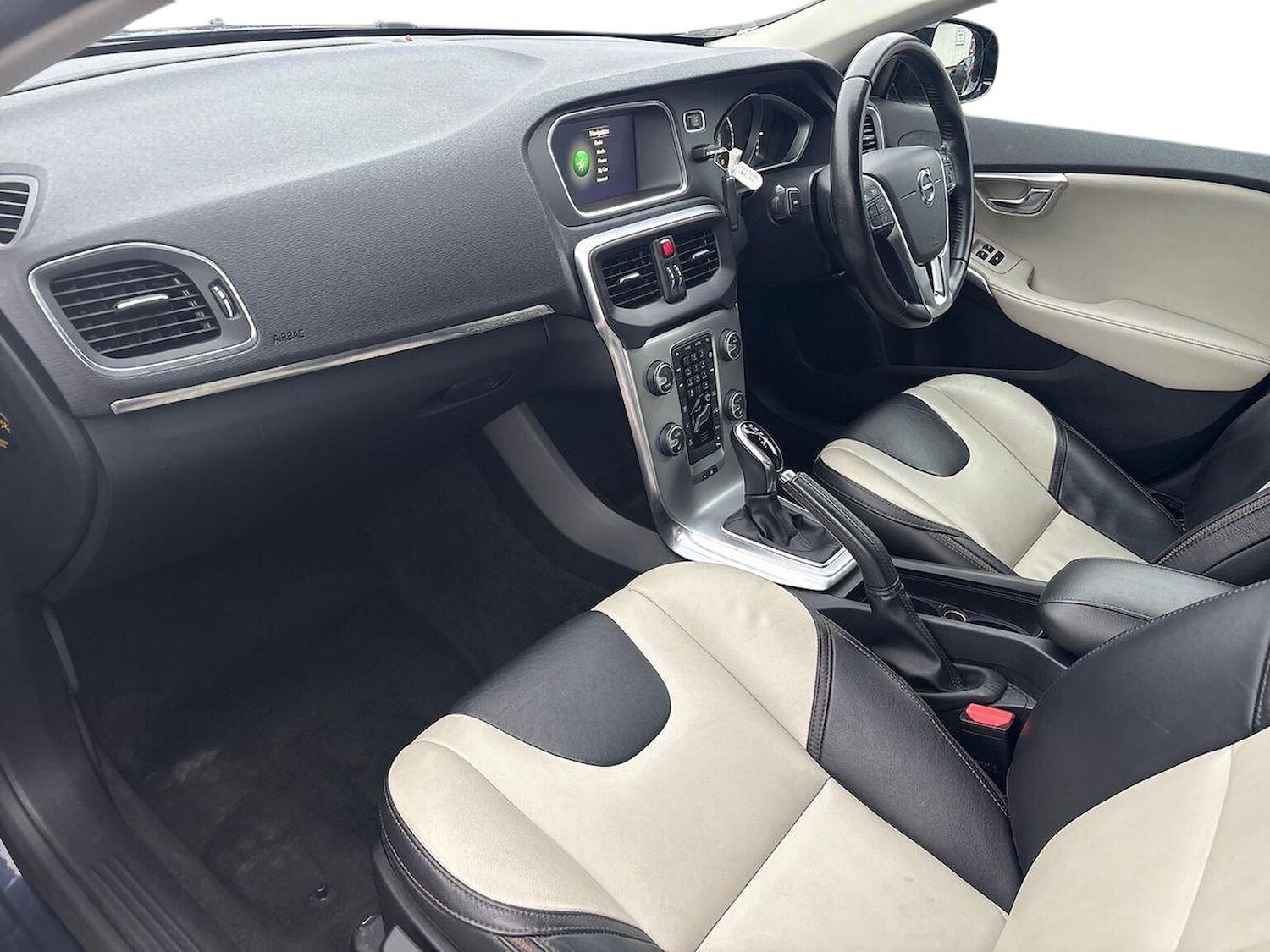 Used Volvo V40 2017 for sale - 77024295: Photo 9