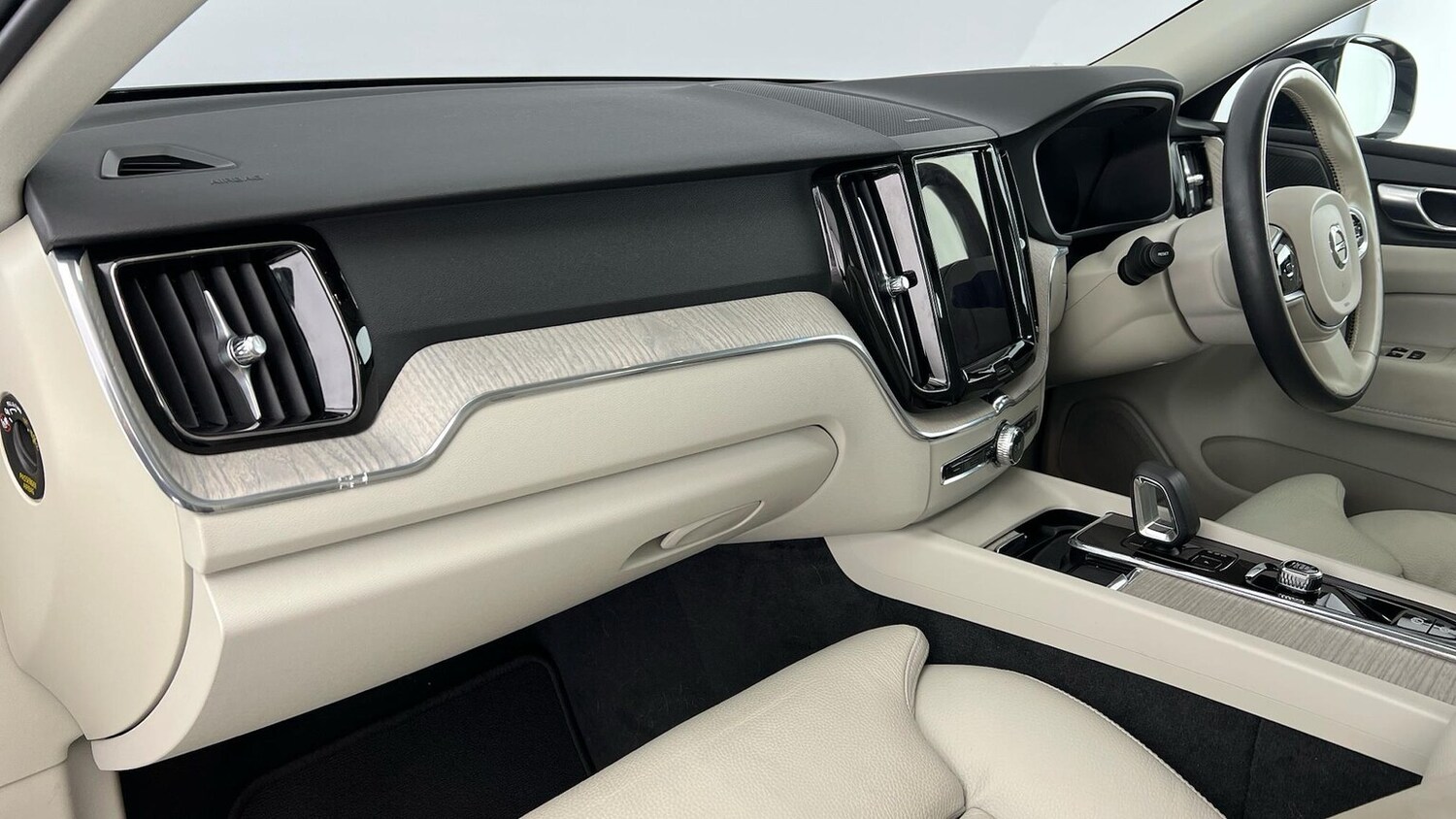 Used Volvo XC60 2023 for sale - 76374359: Photo 3