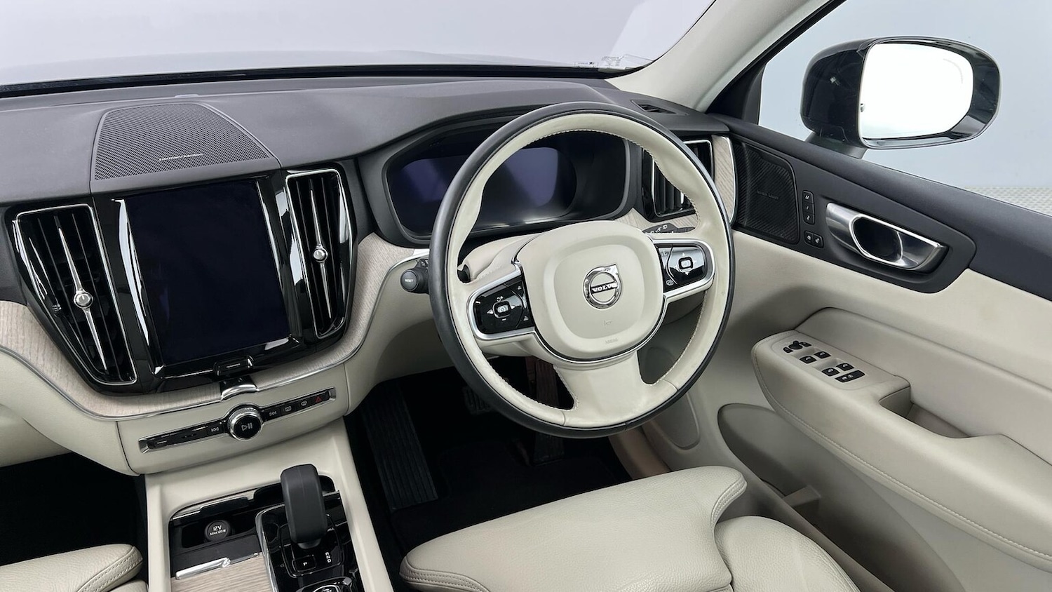 Used Volvo XC60 2023 for sale - 76374359: Photo 4