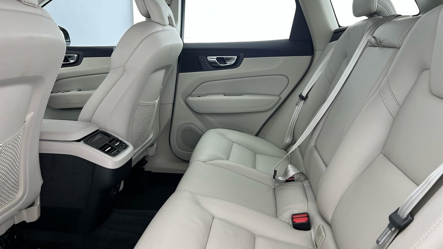 Used Volvo XC60 2023 for sale - 76374359: Photo 5