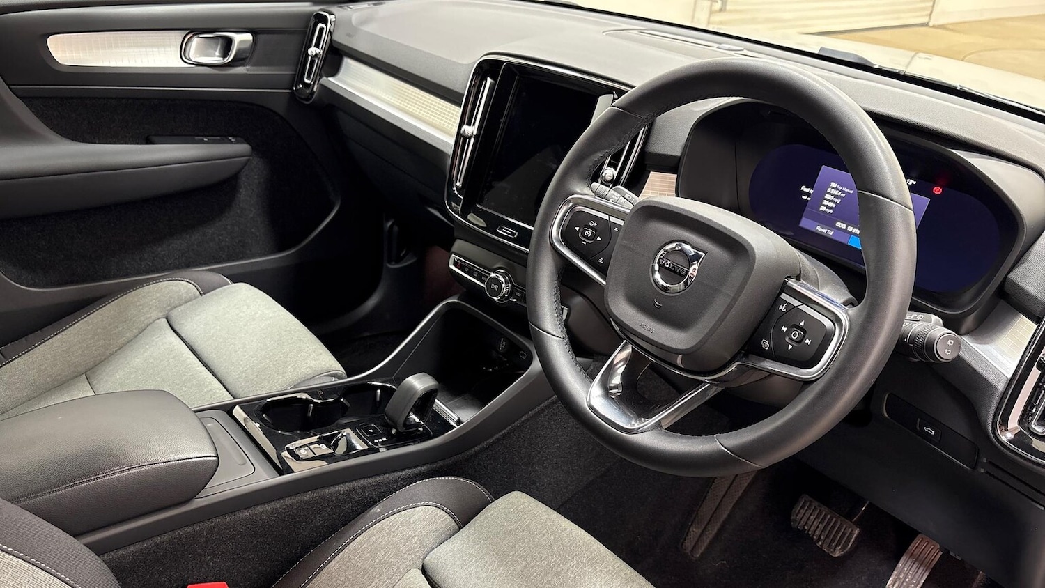 Used Volvo XC40 2023 for sale - 76422387: Photo 9