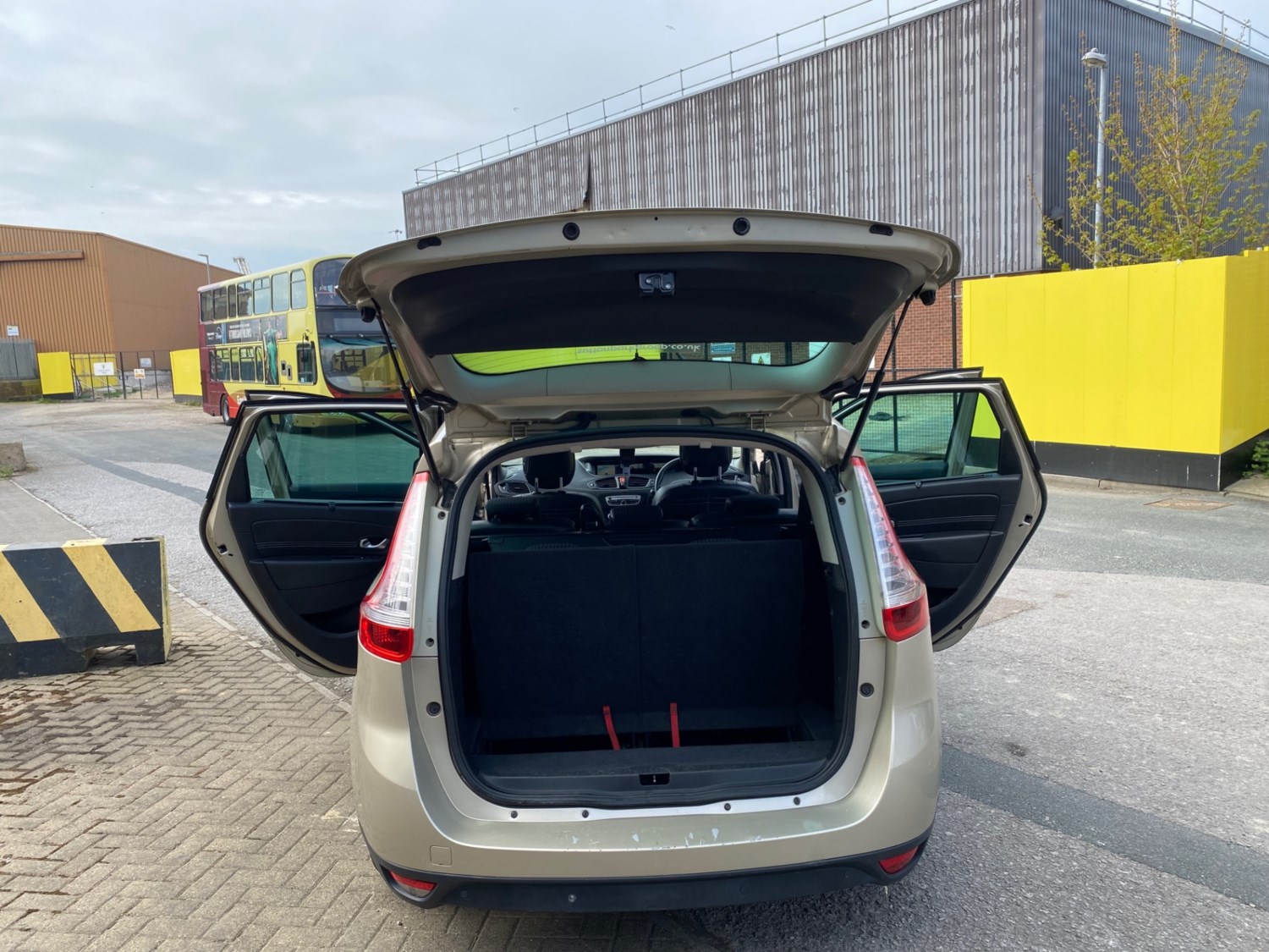 Renault Grand Scenic 2011 (11) - 1.5 dCi 110 Dynamique TomTom 5dr - Image 15