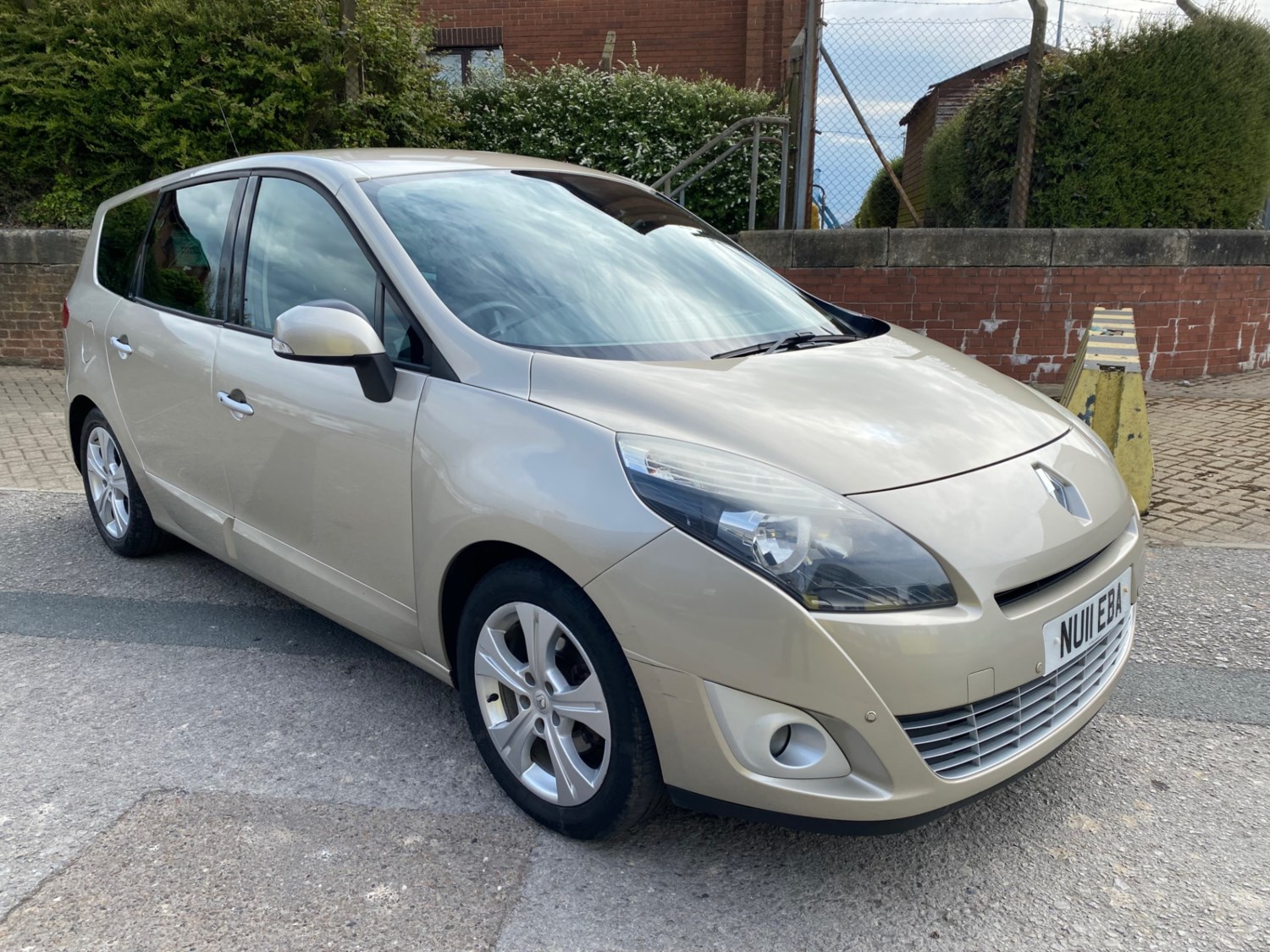 Renault Grand Scenic 2011 (11) - 1.5 dCi 110 Dynamique TomTom 5dr - Image 2