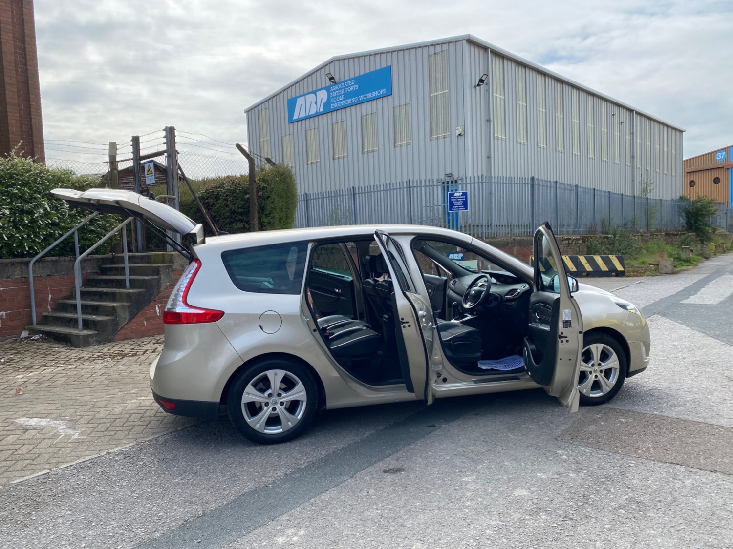 Renault Grand Scenic 2011 (11) - 1.5 dCi 110 Dynamique TomTom 5dr - Image 20