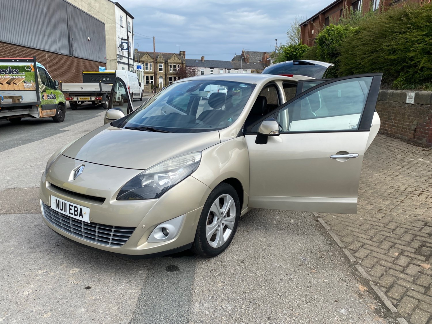 Renault Grand Scenic 2011 (11) - 1.5 dCi 110 Dynamique TomTom 5dr - Image 24