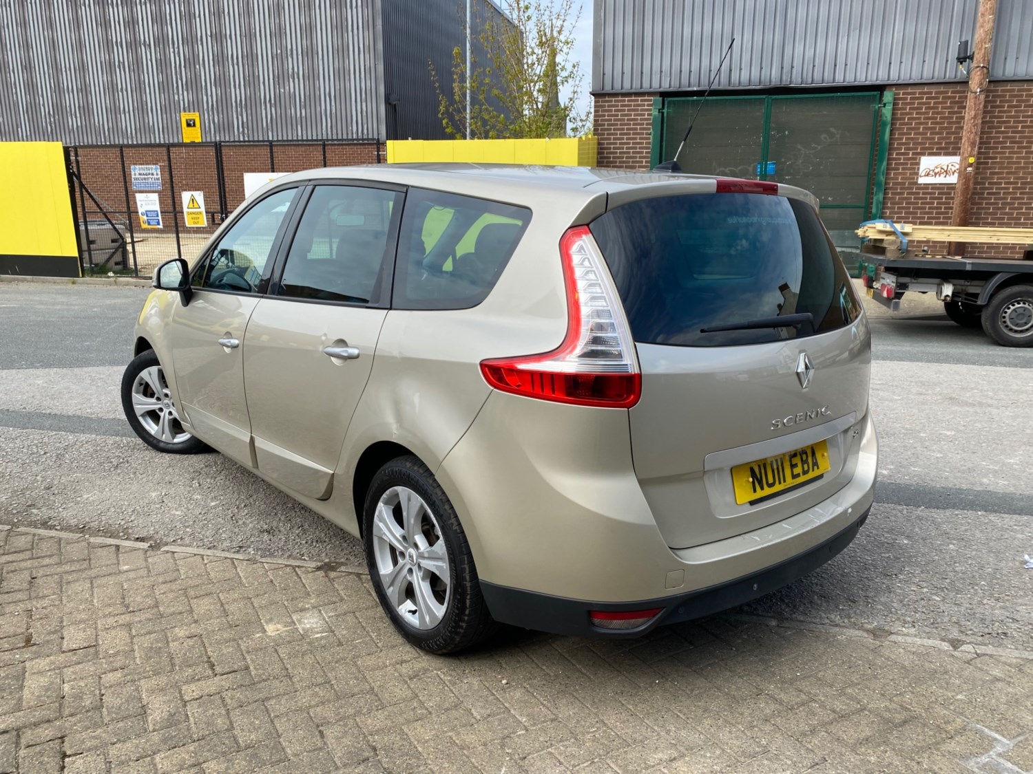 Renault Grand Scenic 2011 (11) - 1.5 dCi 110 Dynamique TomTom 5dr - Image 28