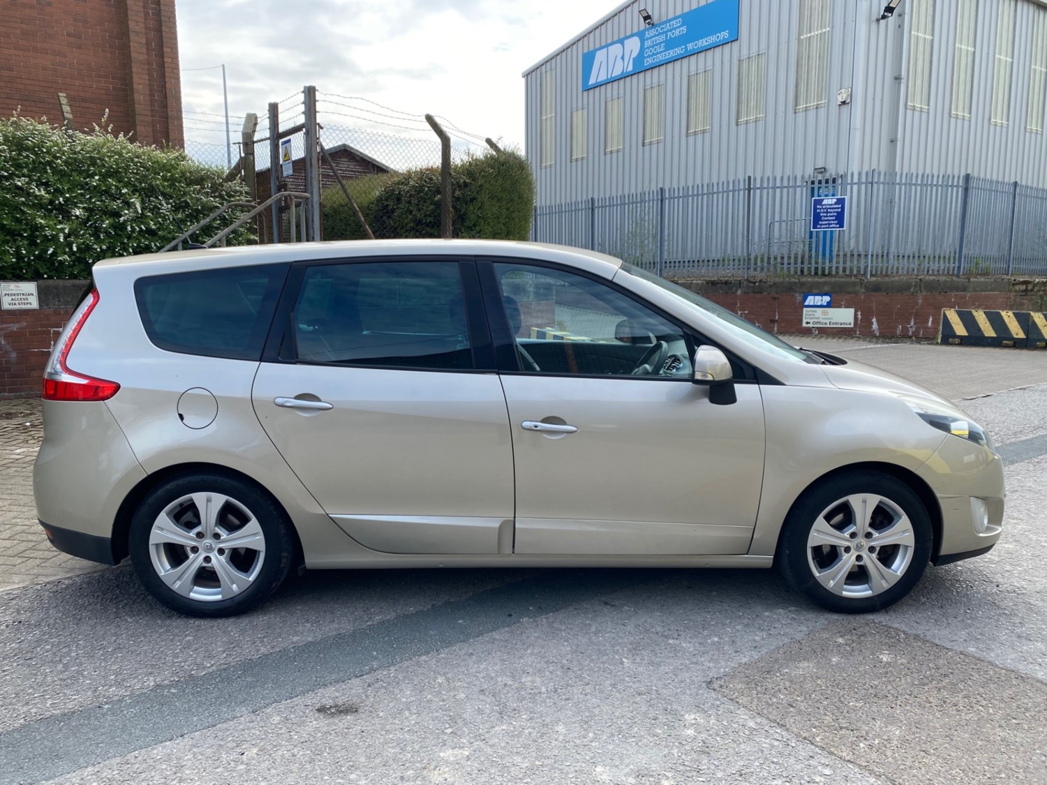 Renault Grand Scenic 2011 (11) - 1.5 dCi 110 Dynamique TomTom 5dr - Image 3