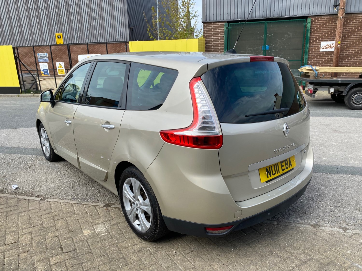 Renault Grand Scenic 2011 (11) - 1.5 dCi 110 Dynamique TomTom 5dr - Image 4