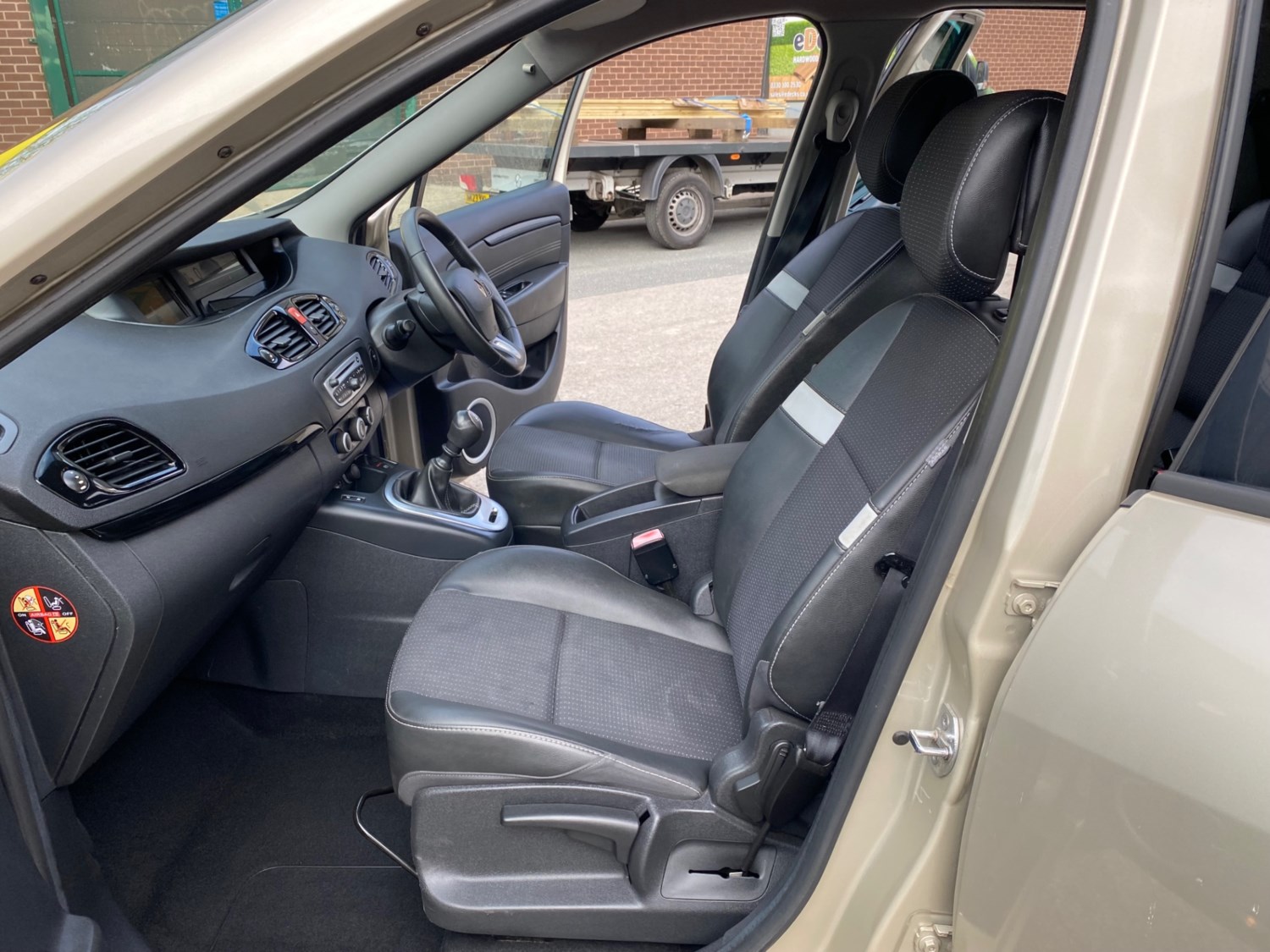 Renault Grand Scenic 2011 (11) - 1.5 dCi 110 Dynamique TomTom 5dr - Image 9