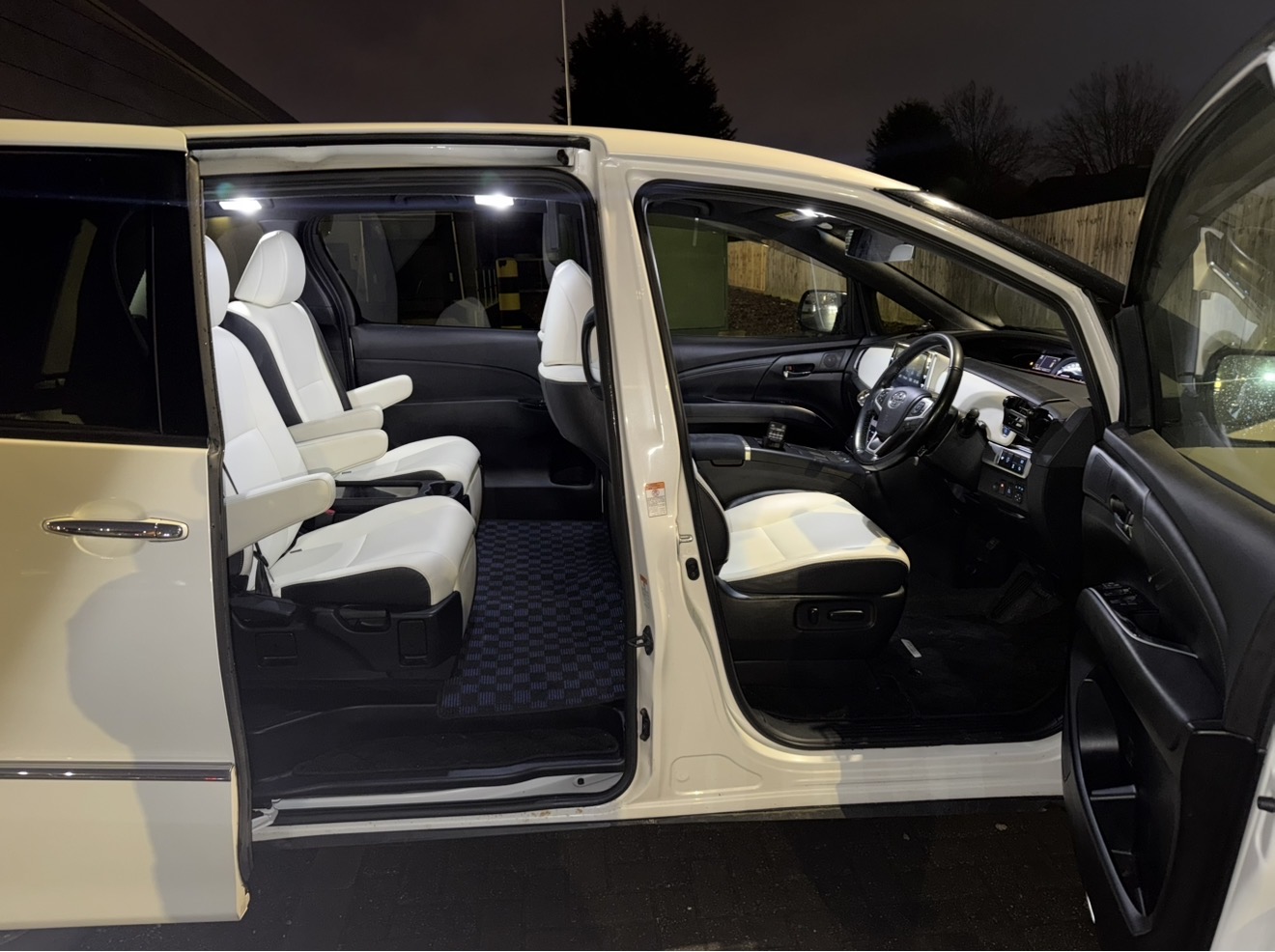 Used Toyota Estima 2017 for sale - 77056548: Photo 8