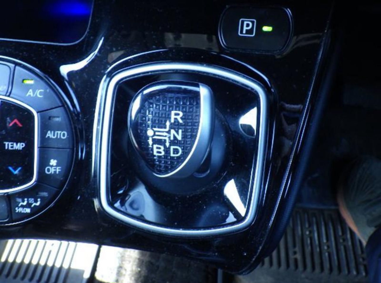 Used Toyota Noah 2018 for sale - 76551167: Photo 15