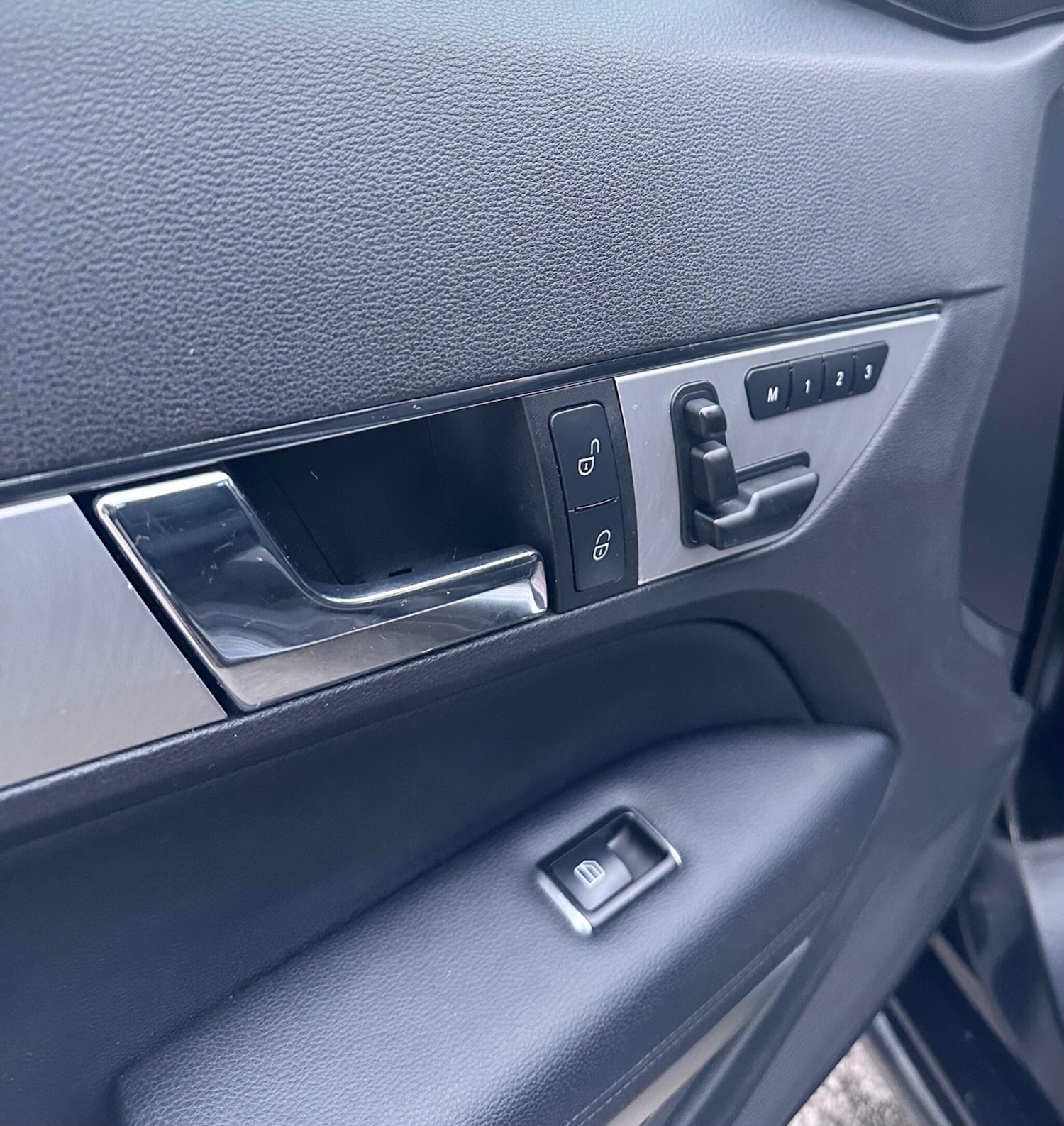 Used Mercedes-Benz E Class 2011 for sale - 78127297: Photo 35