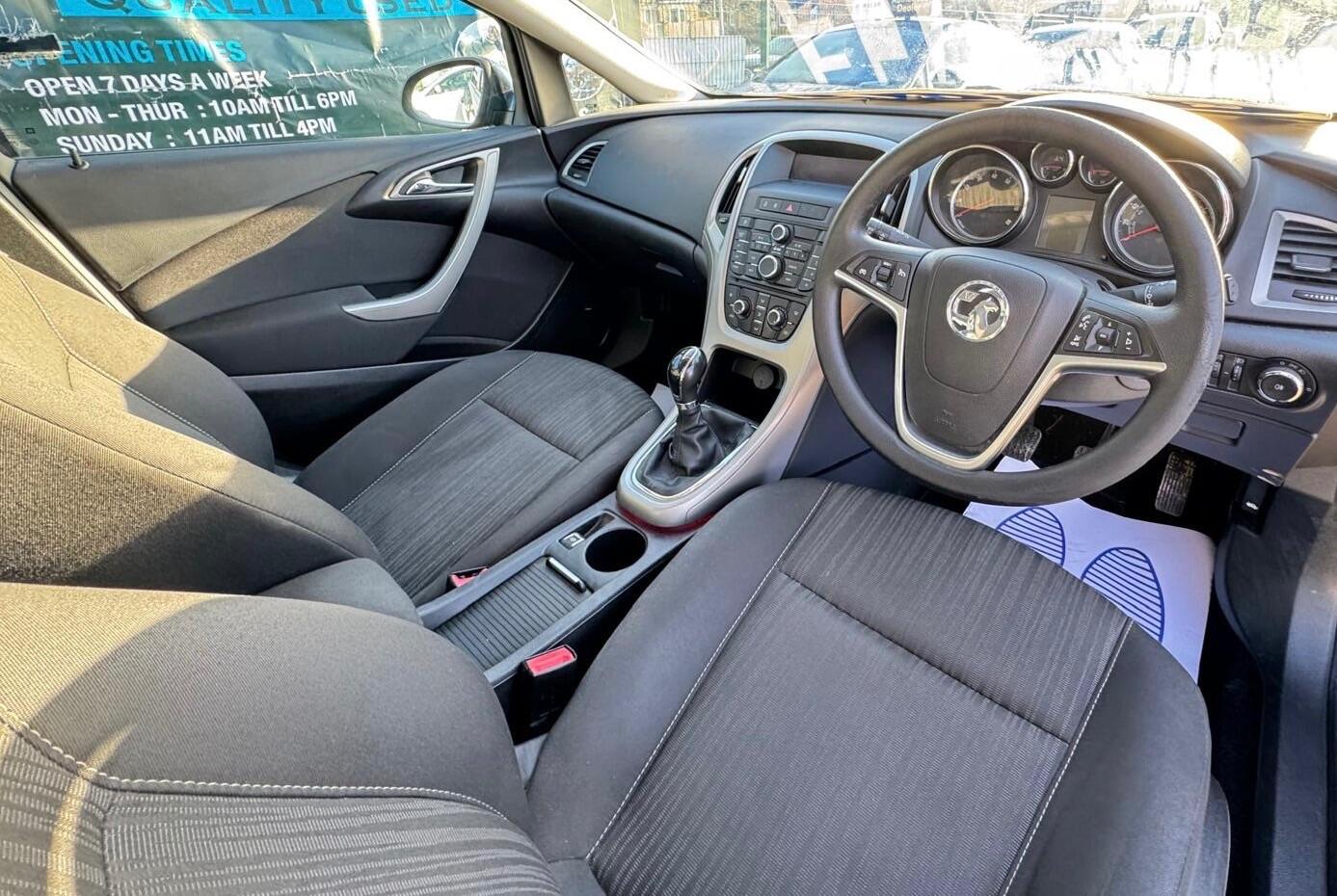 Used Vauxhall Astra 2011 for sale - 76952871: Photo 2