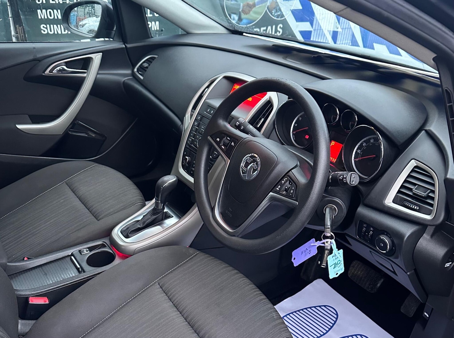 Used Vauxhall Astra 2011 for sale - 77305667: Photo 2