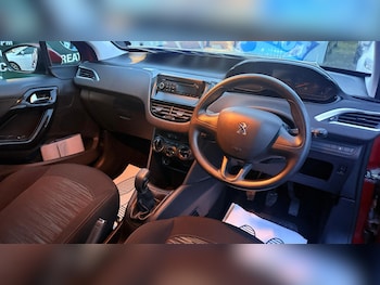 Used Peugeot 208 2013 for sale - 76484934: Photo