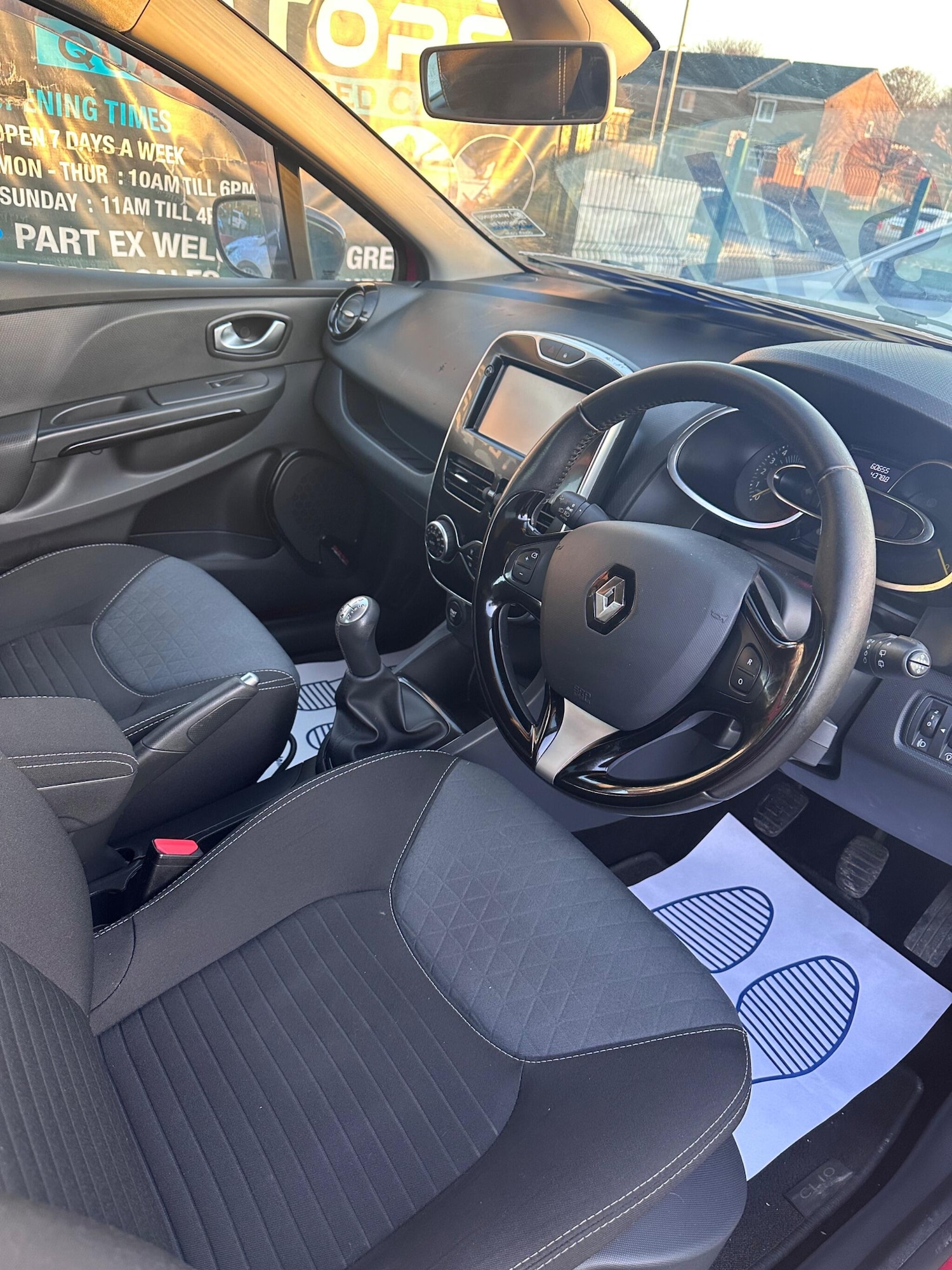 Used Renault Clio 2015 for sale - 76656962: Photo 2