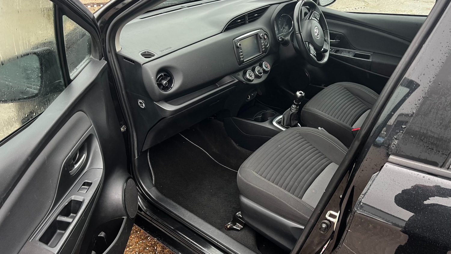 Used Toyota Yaris 2017 for sale - 77517556: Photo 24