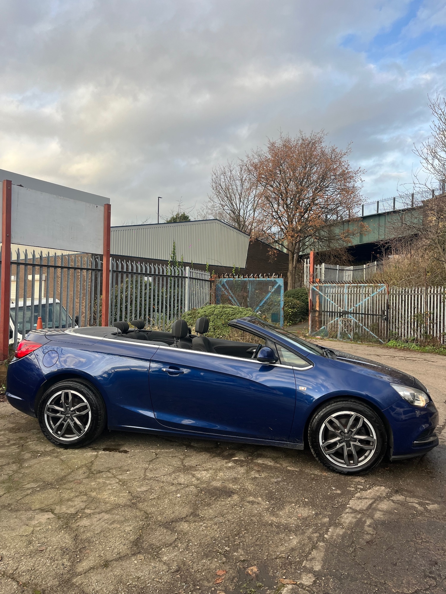 Used Vauxhall Cascada 2013 for sale - 76947121: Photo 2