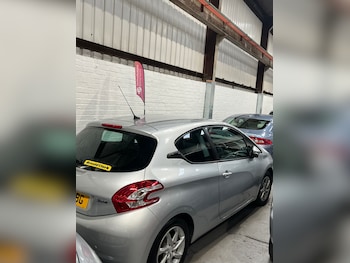 Used Peugeot 208 2015 for sale - 76249450: Photo 3