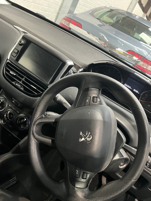 Used Peugeot 208 2015 for sale - 76249450: Photo 4