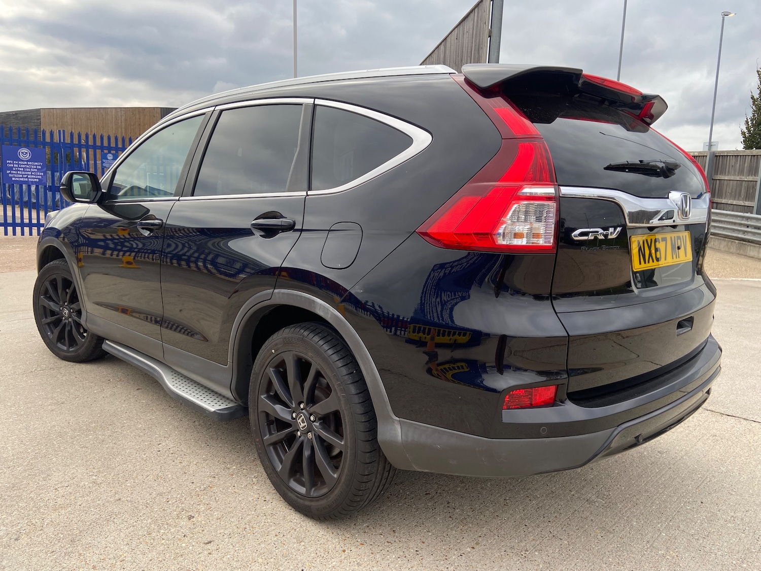 Used Honda CR-V 2017 for sale - 76402636: Photo 2