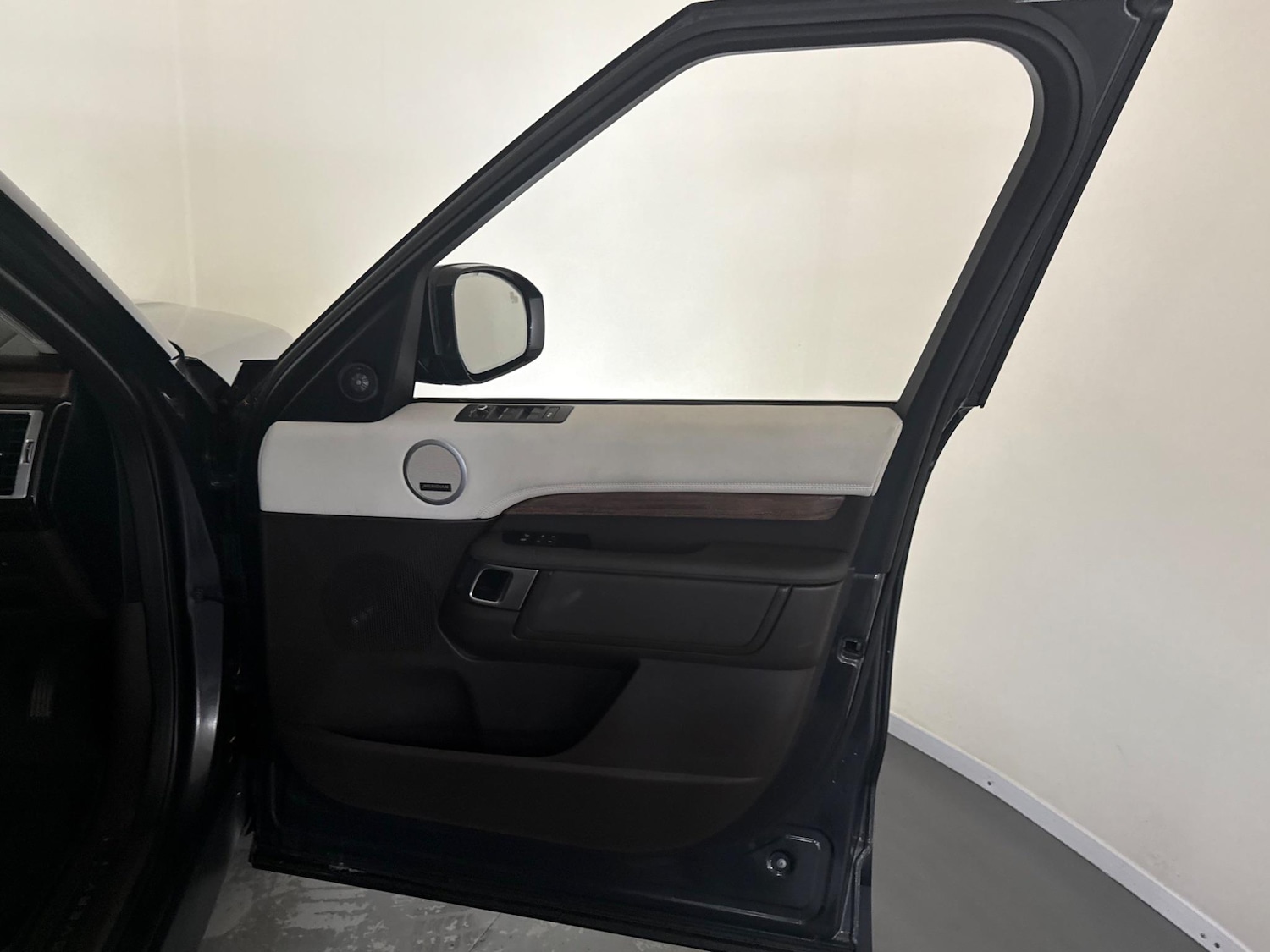 Used Land Rover Discovery 2018 for sale - 76408961: Photo 21