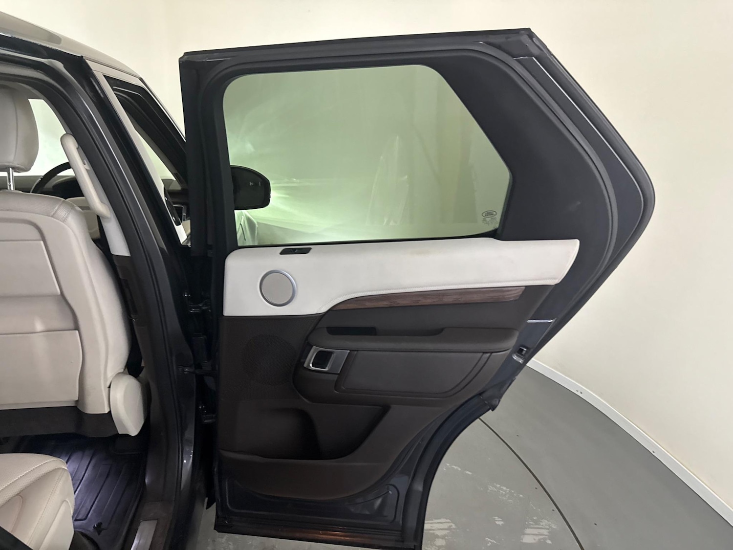 Used Land Rover Discovery 2018 for sale - 76408961: Photo 44