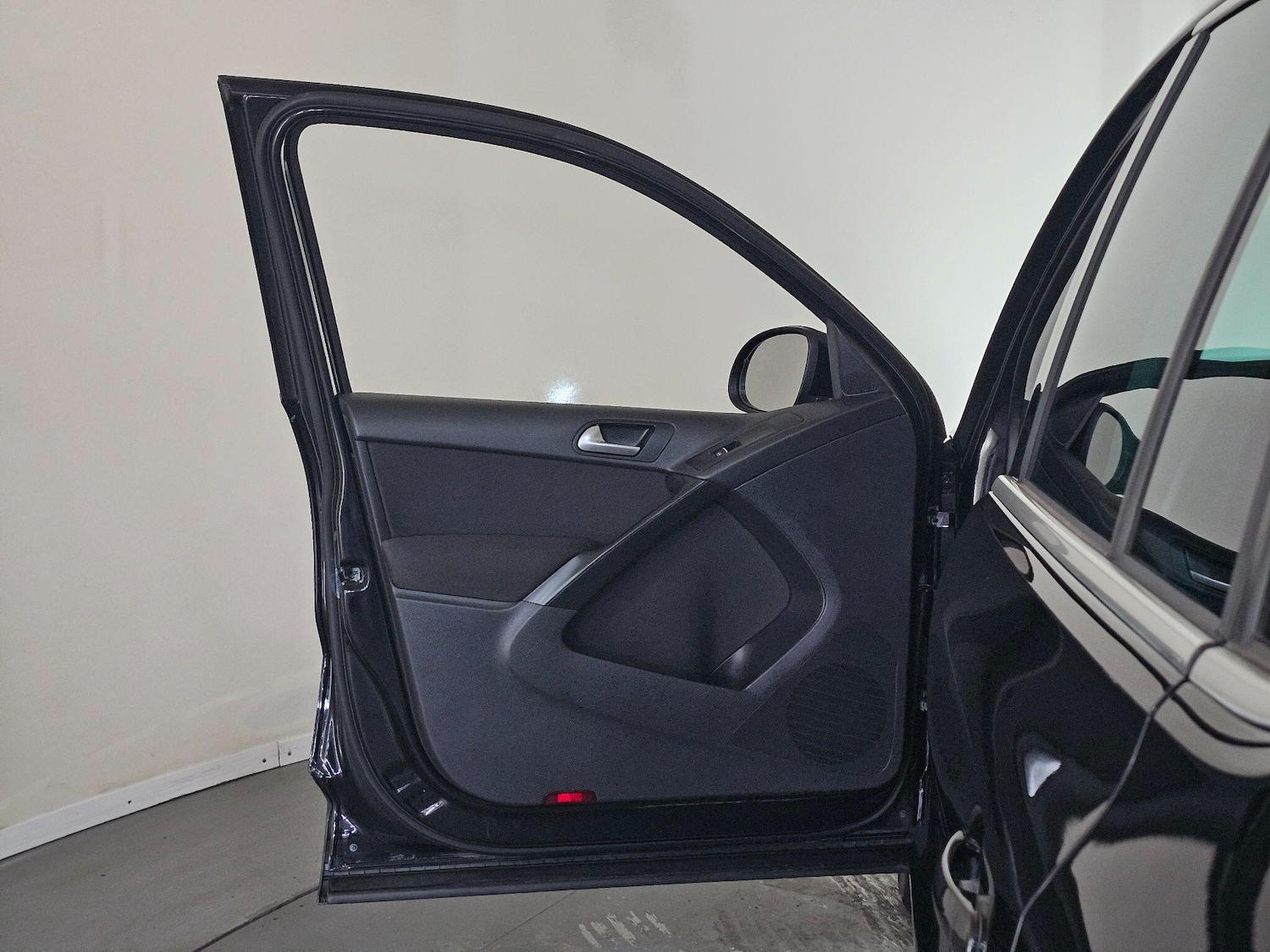 Used Volkswagen Tiguan 2011 for sale - 76409524: Photo 22