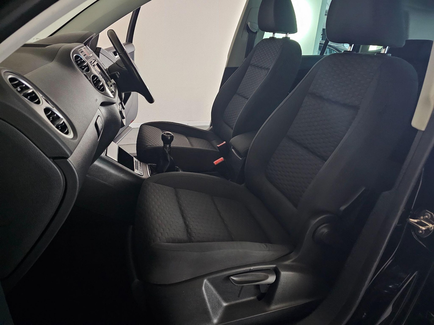 Used Volkswagen Tiguan 2011 for sale - 76409524: Photo 24