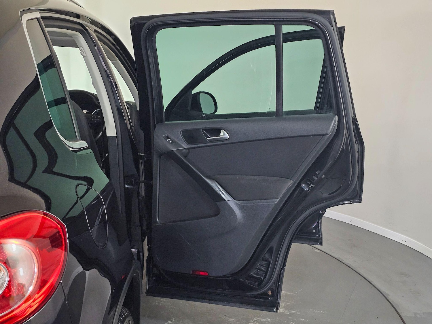 Used Volkswagen Tiguan 2011 for sale - 76409524: Photo 25