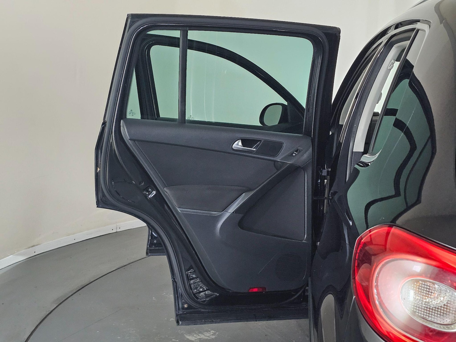 Used Volkswagen Tiguan 2011 for sale - 76409524: Photo 28