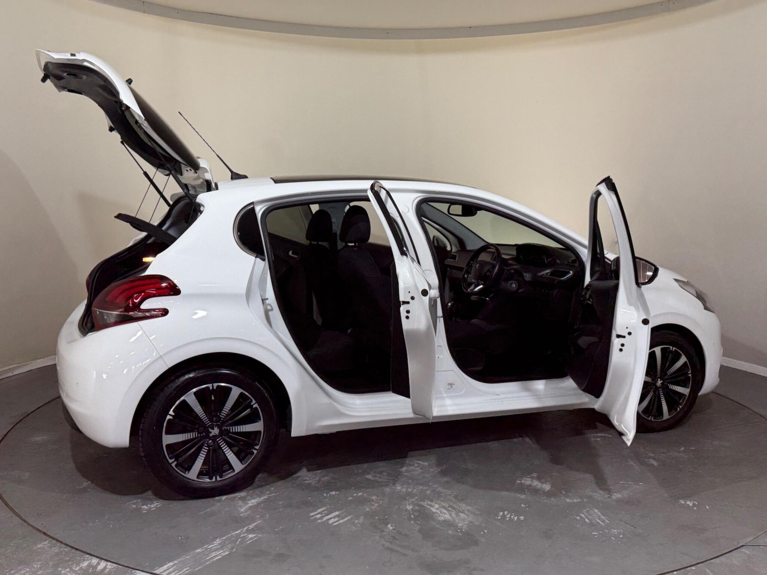 Used Peugeot 208 2018 for sale - 76360859: Photo 14