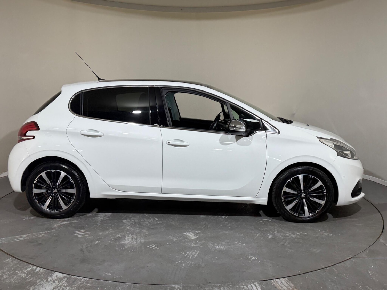 Used Peugeot 208 2018 for sale - 76360859: Photo 8