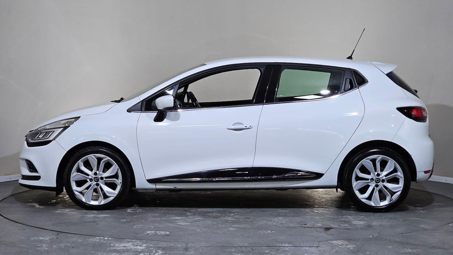 Used Renault Clio 2018 for sale - 76433238: Photo 10