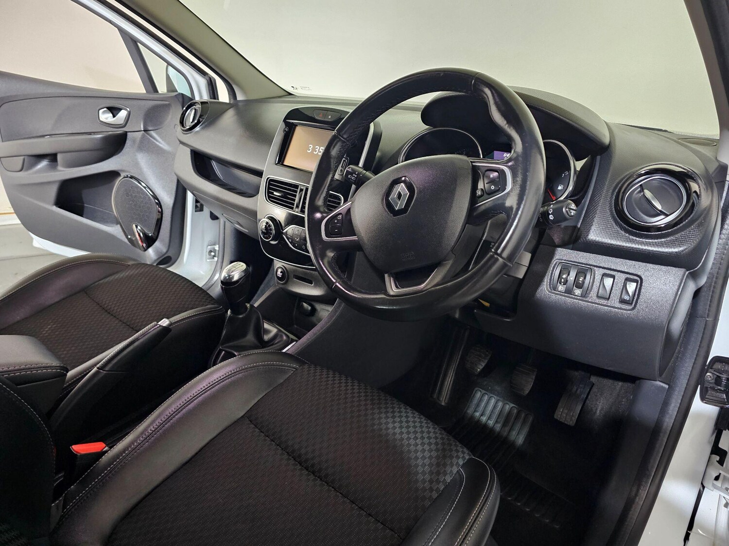 Used Renault Clio 2018 for sale - 76433238: Photo 21