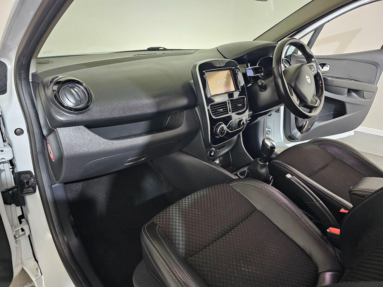 Used Renault Clio 2018 for sale - 76433238: Photo 24