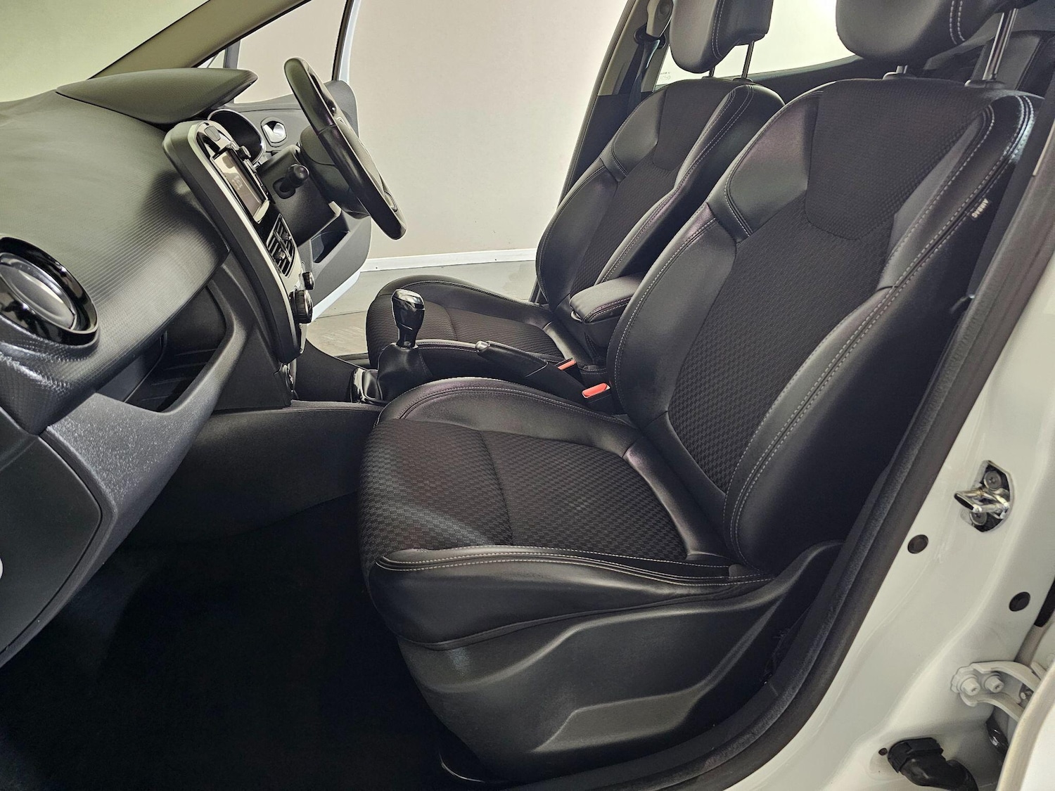 Used Renault Clio 2018 for sale - 76433238: Photo 25