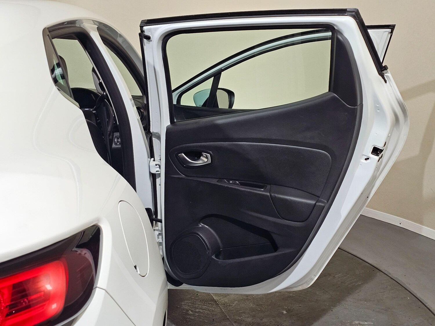 Used Renault Clio 2018 for sale - 76433238: Photo 26