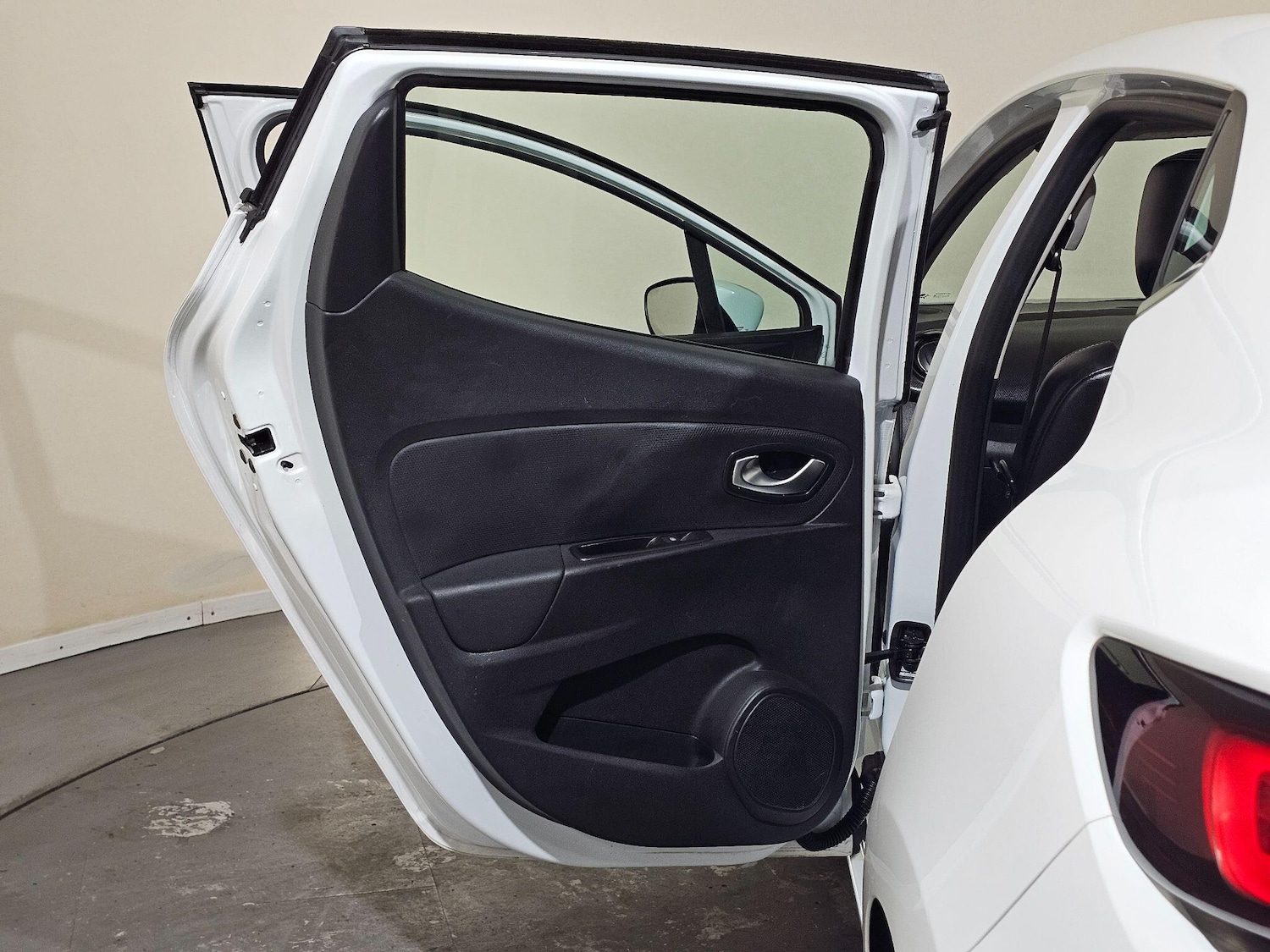 Used Renault Clio 2018 for sale - 76433238: Photo 29