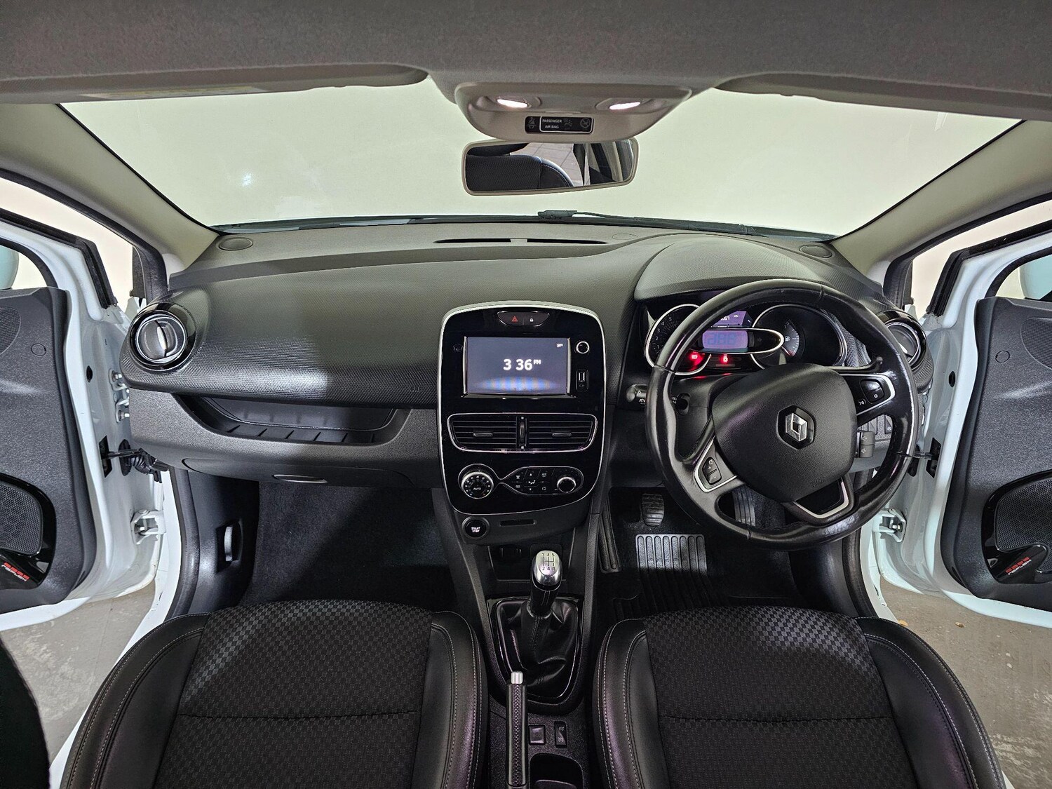 Used Renault Clio 2018 for sale - 76433238: Photo 32