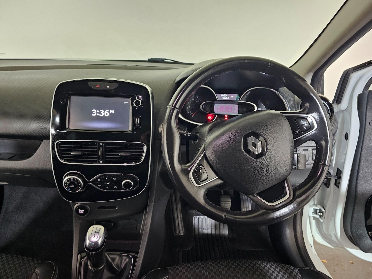 Used Renault Clio 2018 for sale - 76433238: Photo 33