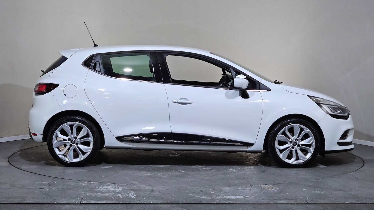 Used Renault Clio 2018 for sale - 76433238: Photo 6