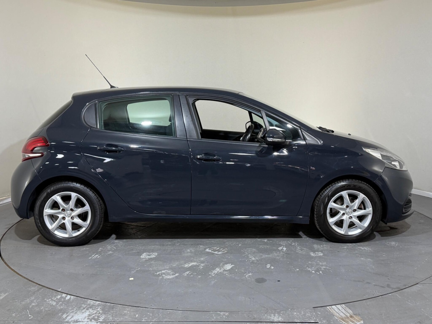 Used Peugeot 208 2016 for sale - 77017100: Photo 8