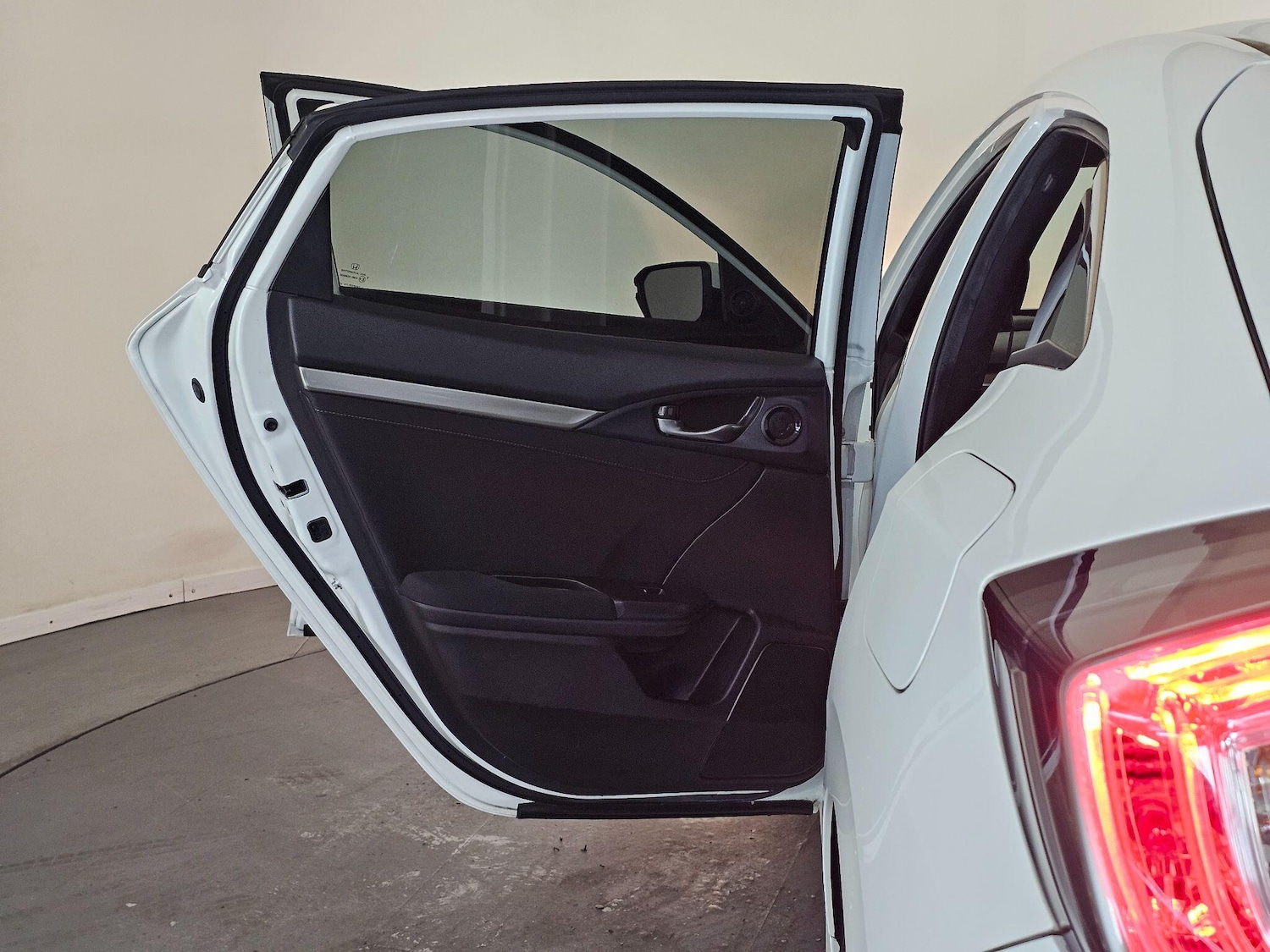 Used Honda Civic 2017 for sale - 76646098: Photo 29