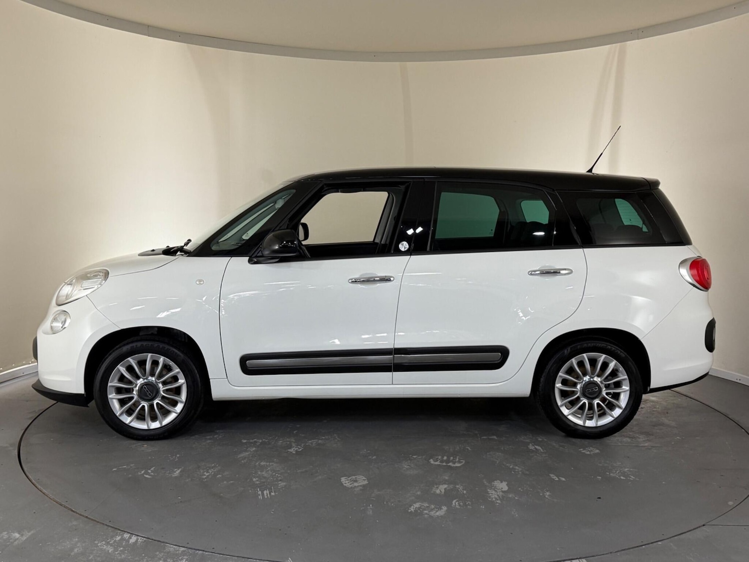 Used Fiat 500L 2013 for sale - 76409535: Photo 4